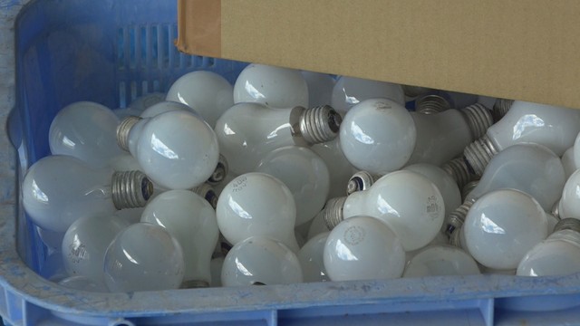祭りの準備のため河川敷に置かれていた電球