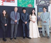 （左から）八神純子、タケカワユキヒデ、ＡＳＫＡ、幸田浩子、尾崎裕哉＝2022年