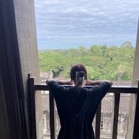 カンボジアでの一枚、戻ってきたスマホで景色を撮影する長女（木村剛士さん提供）