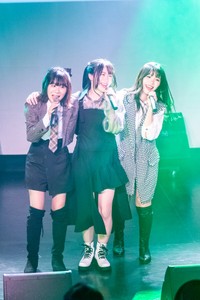KOBerrieS♪の（左から）小形優莉、古川莉子、花城沙弥