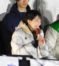 マイク納めを行った高市早苗首相＝東京・二子玉川公園前