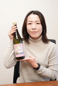 ２０２５年の「ネコダスケ」を手にもつ商品企画部の田中さん