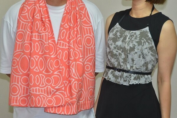 バスストール（左）と、バスキャミ。妻（右）は「京都から、浴場文化のニュースタンダードをつくりたい」と意欲を見せる（京都市内）