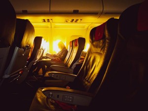 その距離15センチ。エンジン音と無防備な先輩の寝息を聴く幸福な夜