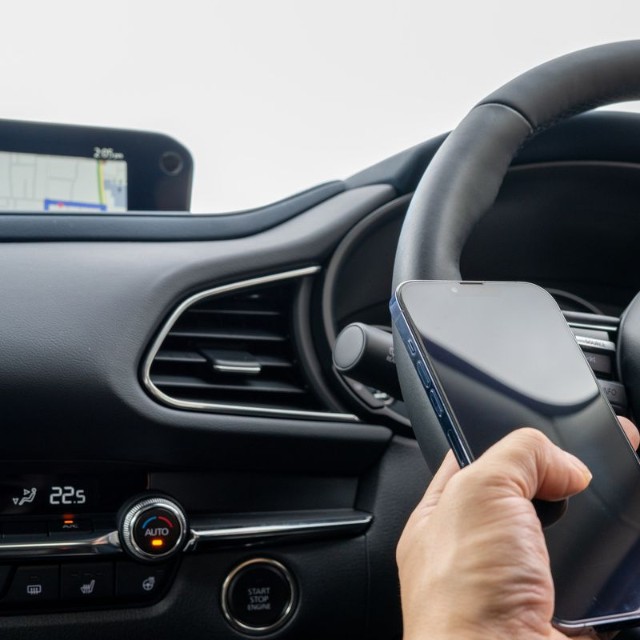 車で待つ夫から届いたまさかのLINE　※この画像はイメージです（Haru Works /stock.adobe.com）