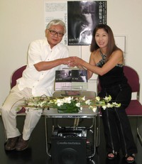 日活ロマンポルノで数々の名作を残した小沼勝監督（左）と対面した風祭ゆき＝都内（2006年8月撮影）