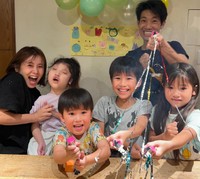 いくつもの命の危機を乗り越え、家族と過ごしてきたここちゃん（左から2番目）（提供：@kokoiro10109さん）
