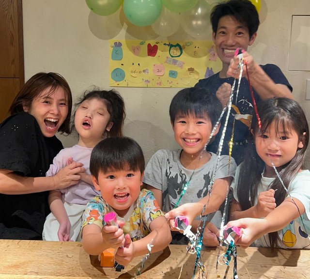 いくつもの命の危機を乗り越え、家族と過ごしてきたここちゃん（左から2番目）（提供：@kokoiro10109さん）