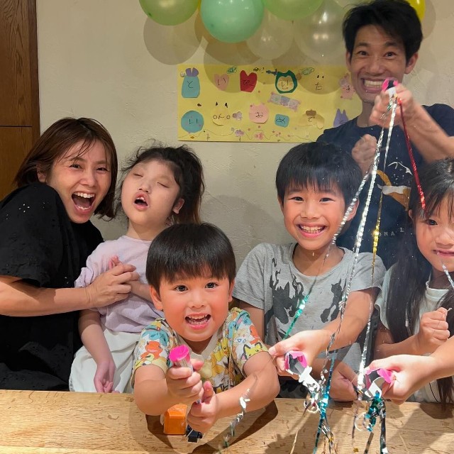 いくつもの命の危機を乗り越え、家族と過ごしてきたここちゃん（左から2番目）（提供：@kokoiro10109さん）