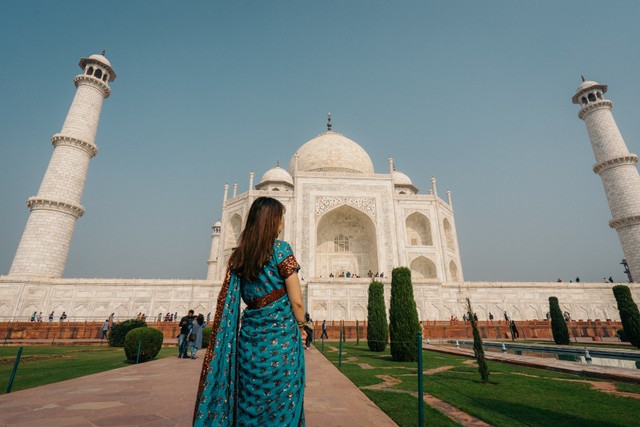 タージマハルと日本人女性（yoshida/stock.adobe.com）