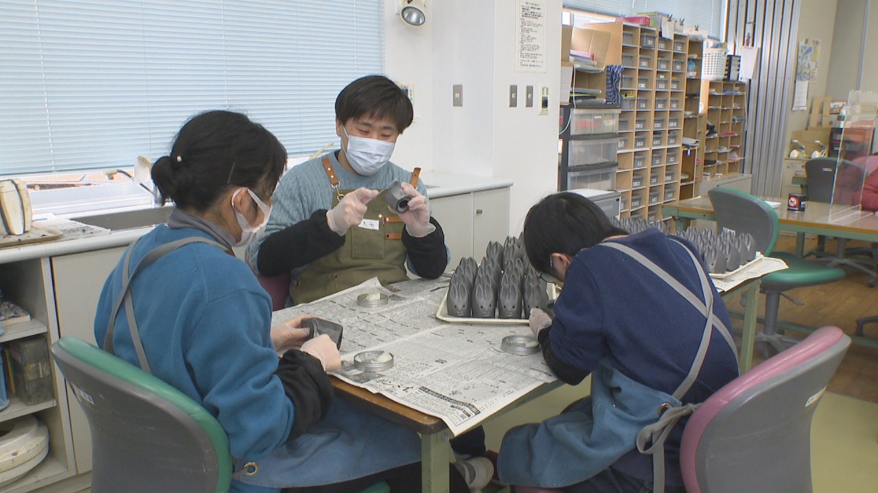 障害福祉サービス事業所で「卯」の置物制作 世界的彫刻家・速水史朗