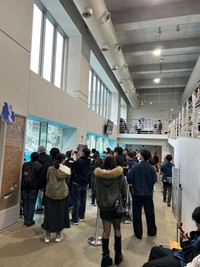 親子公開初日の「ホッキョクグマ水槽」前＝男鹿水族館GAO提供