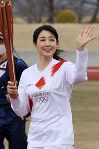 聖火ランナーを務めた菊地桃子＝2021年