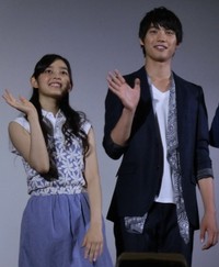 映画「江ノ島プリズム」で共演した矢作穂香(当時・未来穂香＝左）と福士蒼汰＝2013年