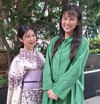 所属事務所の社長である小阪由佳(右)に見守られ、おにぎり普及活動を進める黒井悠未＝都内