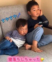 別の日、やっぱりお兄ちゃんの隣は安心する♡（提供：@soda_family5さん）