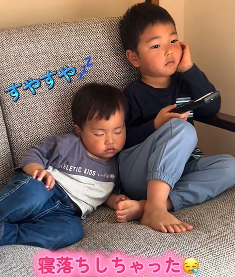 別の日、やっぱりお兄ちゃんの隣は安心する♡（提供：@soda_family5さん）