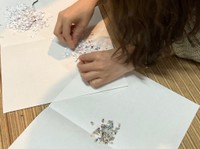 家族で紙片を見比べながら、使えそうな破片を探していった／i l 1 0 5さん（@asdfg32296822）提供