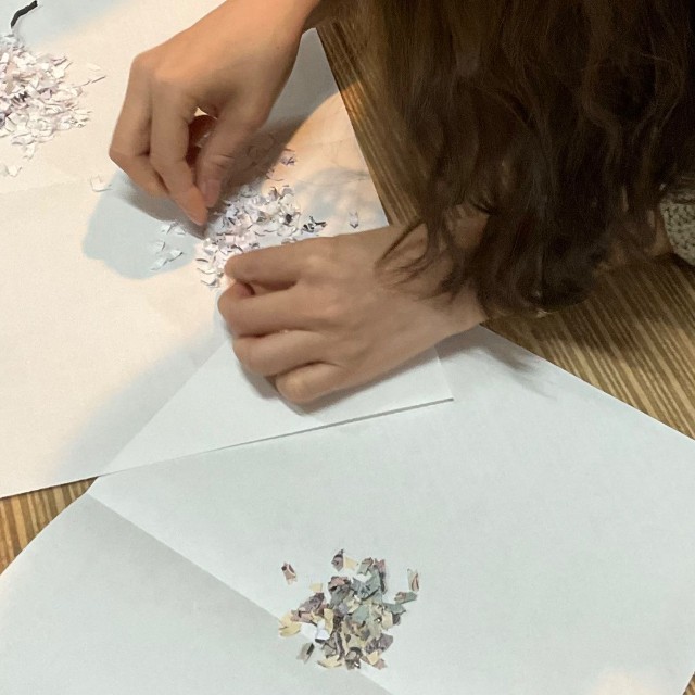 家族で紙片を見比べながら、使えそうな破片を探していった／i l 1 0 5さん（@asdfg32296822）提供