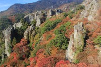 奇岩と紅葉が美しい様子　寒霞渓ロープウェイ提供
