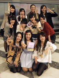 すイエんサーガールの（前列左から）萩野可鈴、伊藤梨沙子、志田友美（中列左から）山田朱莉、谷内里早、前田希美、岩田宙（後列左から）野田瑞貴、小川千菜美、藤井千帆、江野沢愛美=2012年