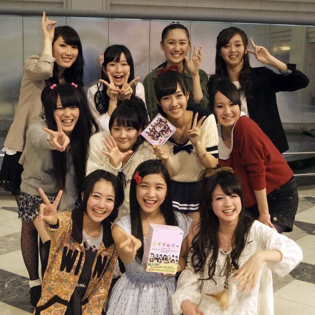 すイエんサーガールの（前列左から）萩野可鈴、伊藤梨沙子、志田友美（中列左から）山田朱莉、谷内里早、前田希美、岩田宙（後列左から）野田瑞貴、小川千菜美、藤井千帆、江野沢愛美=2012年