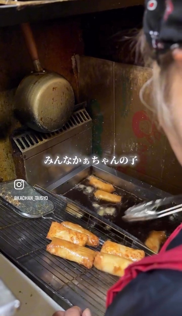 お客さんから「かぁちゃん」と親しまれている／「かあちゃんと大将」（@kachan_taisyo）提供