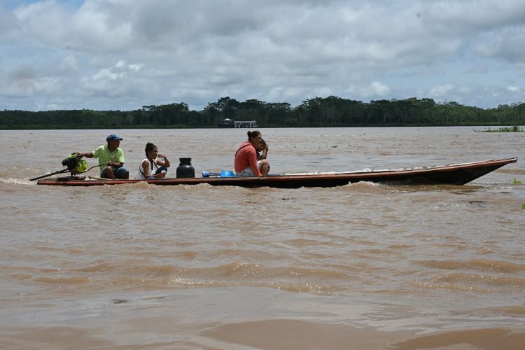 木製ボートでマラニョン川を移動する人たち