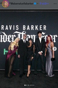 トラヴィス・バーカー一家＝アラバマ・ルエラ・バーカーのインスタグラム＠alabamaluellabarkerより