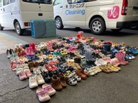 集まったたくさんの靴は、次の人のために丁寧にクリーニング（提供：石井文泉堂）