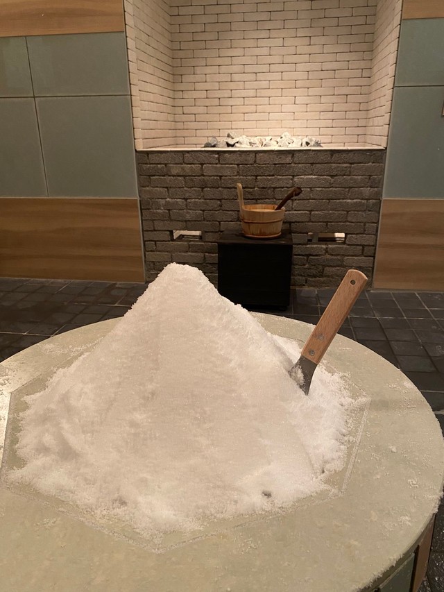 ゆるうむではこのような形で塩が設置されています（SPA&ごはん ゆるうむ提供）