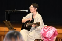 朗読をする松島彩さん=島根県松江市玉湯町
