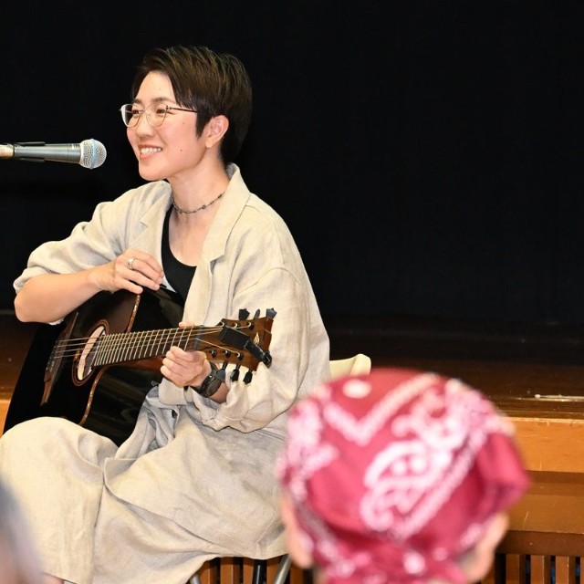 朗読をする松島彩さん=島根県松江市玉湯町