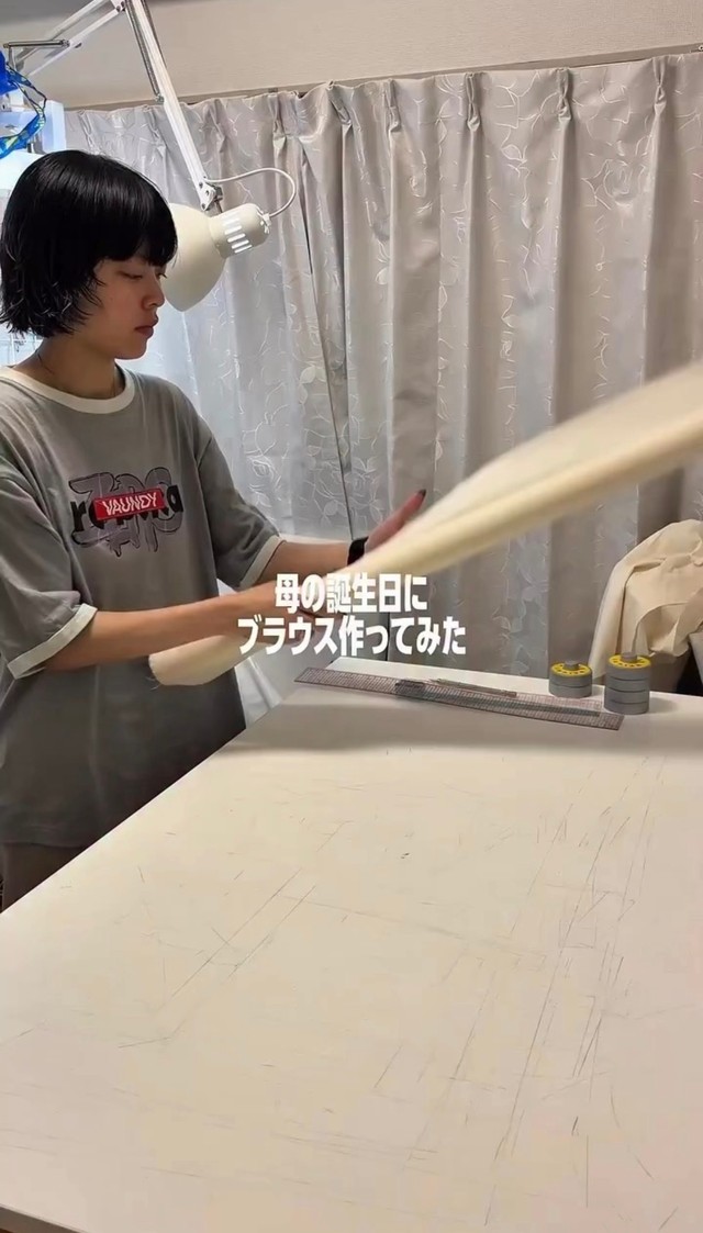 母の還暦を機にブラウスを作ることにした松葉さん／松葉萌々子さん（@mok_mtb）提供