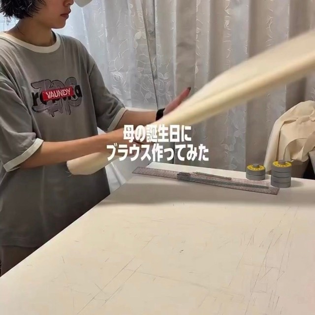 母の還暦を機にブラウスを作ることにした松葉さん／松葉萌々子さん（@mok_mtb）提供