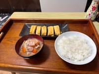 鰹から出汁を取った豚汁と土鍋ご飯、卵焼き／投稿主さん（@yakyubaka188）提供