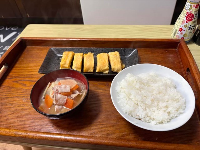 鰹から出汁を取った豚汁と土鍋ご飯、卵焼き／投稿主さん（@yakyubaka188）提供