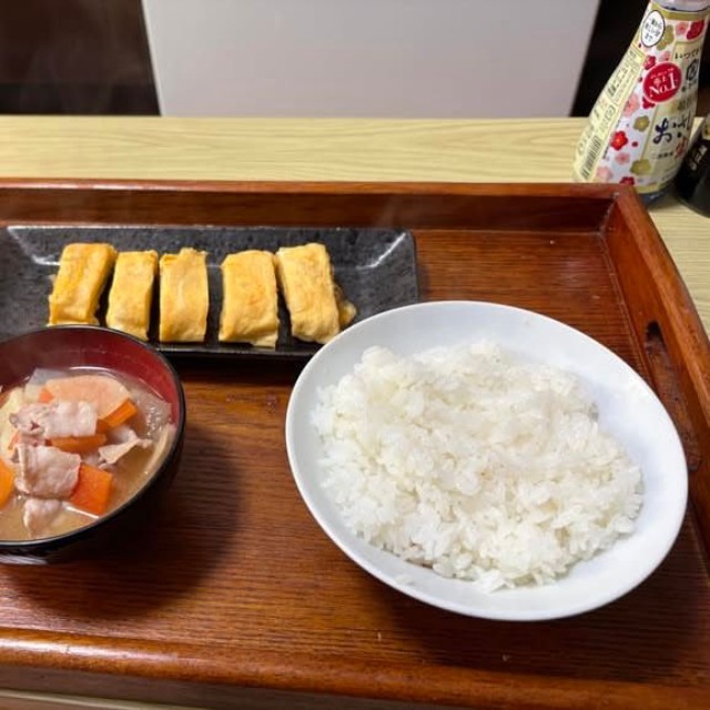 鰹から出汁を取った豚汁と土鍋ご飯、卵焼き／投稿主さん（@yakyubaka188）提供