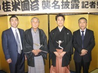 桂米團治の襲名披露会見を開いた桂小米朝（現・桂米團治、左から3人目）。同2人目は桂米朝さん、左端は桂南光、右端は桂ざこばさん＝2007年7月撮影