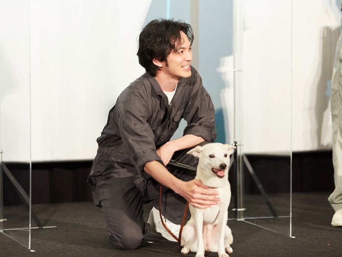 興奮ぎみのちえをなでる林遣都さん