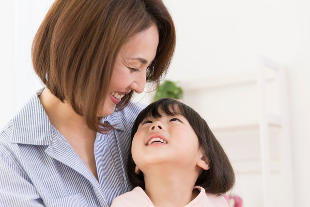 笑顔で見つめ合う母と娘※画像はイメージです（Paylessimages/stock.adobe.com）