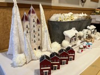 欧州のクリスマスをイメージした作品。布や紙粘土も使い季節感を演出する