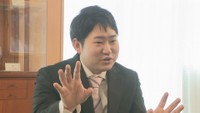岡山県庁を訪れた岡山市出身の指揮者・米田覚士さん