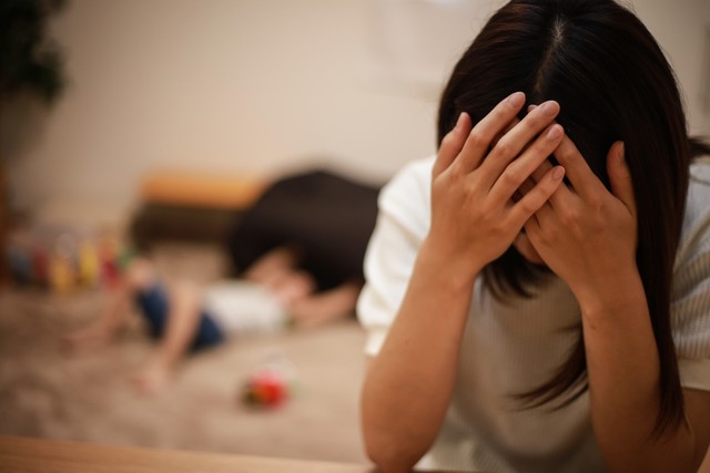 ひとり親家庭であることが理由で、「理不尽な状況や嫌な思いをした経験がある」7割近く　※画像はイメージです（yamasan/stock.adobe.com）