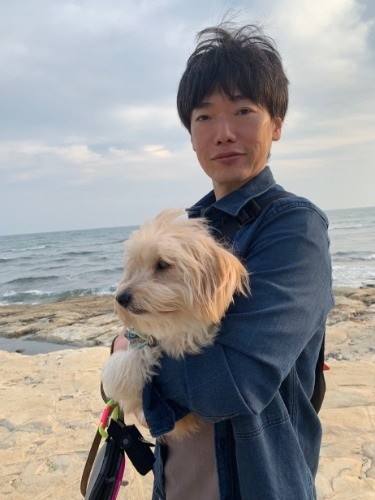 湘南で大輔さんと潮風に吹かれるハニーパン「気持ちいいね」