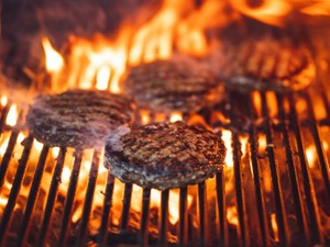 大好きな父につくる、甘いチョコ代わりのハート型のハンバーグ