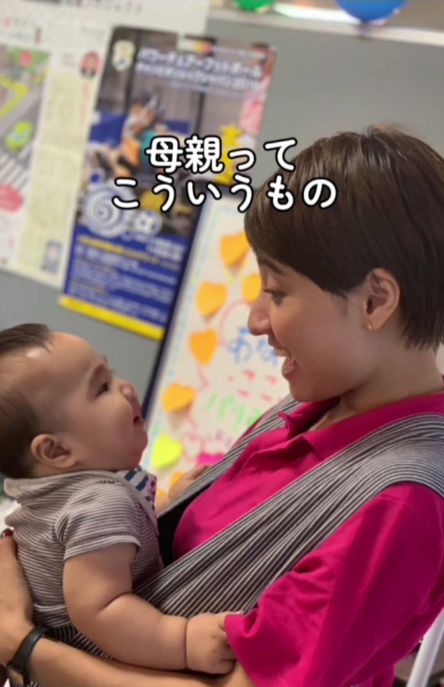 「母親ってこういうもの」と思い込んでいた頃。抱っこした赤ちゃんを見つめる投稿主／いとみきさん（@itomiki_life）提供