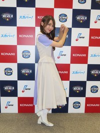 王貞治に憧れて！？左打ちの構えを見せる乃木坂４６の黒見明香