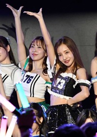 初コラボパフォーマンスを披露した妹の板野成美(左)と姉の板野友美＝2025年11月撮影