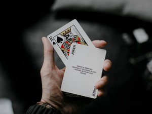 恋する人は「急な予定が入った」と言った。私は引き留めずに見送る